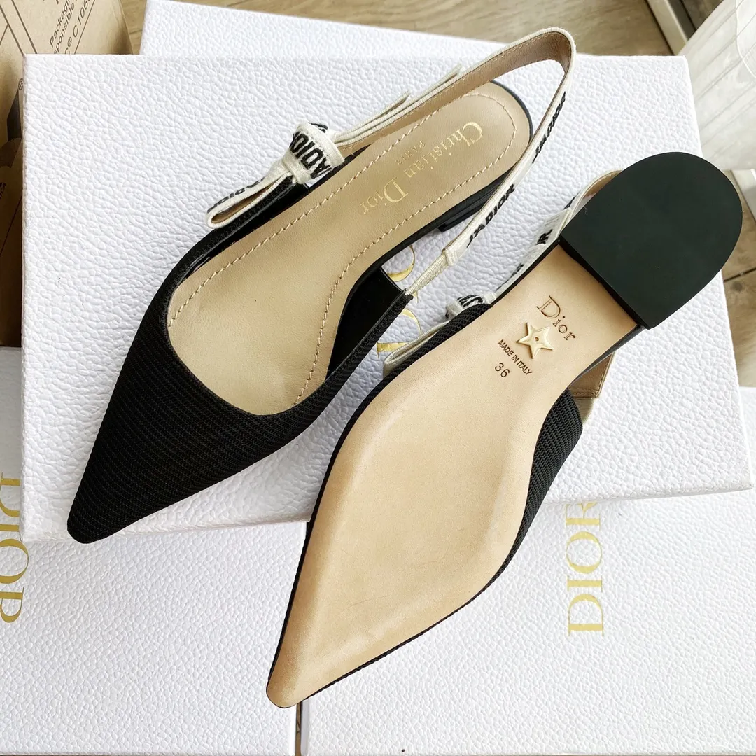 👟👟Ex-factory price 440👟👟 Developed one-to-one from the original version, 👠👠✨ ✨Dior’s popular sandals are new🔥 🔥 The same style as the most popular internet celebrities and celebrities of the year💁 💁. Imported fabric, lining and feet are made of calfskin lining🐑. Original molded heel, heel height 10Cm 6.5cm💘 Original molded metal outsole with five-pointed star LOGO mark✨. Original bow, 💅 Italian leather outsole. 👄💋 Full set of packaging (bags, cards, invoices, one-to-one wrapping paper) 34 40 41 customized